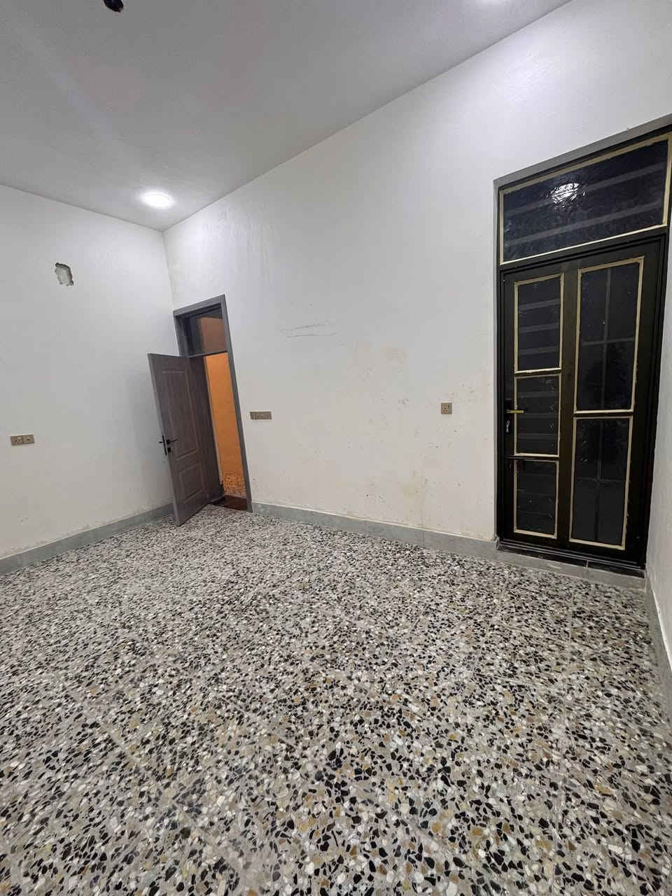 ه

🏠 شقة للإيجار (طابق أول)

✅ تتكون من:

* استقبال
* مطبخ
* غرفتين  نوم
* تشطيب زيرو

📍 العنوان:
الدورة – أبو دشير – قرب مستوصف التحدي

📞 للاستفسار والاتصال:
***********

***********

✨ فرصة مناسبة للسكن وفي موقع مميز.
