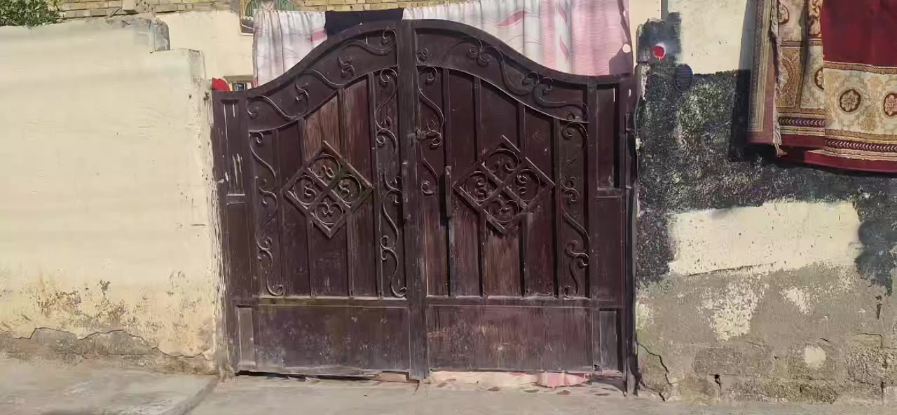 ببت ٣٠٠ متر عكادة سطح مصبوب كامل خط اول خلف محطة عكيل قريب الشارع العام
استقبال + صالة + ٣ غرف نوم  +مطبخ
صحيات خارجية وداخلية + كراج سيارة حديقة مي خير من الله سيح تبليط بالباب كهرباء نت سحب ترك داير البيت 
السعر ٤٥ مليون وبية مجال 
اتصال ع رقم ***********
