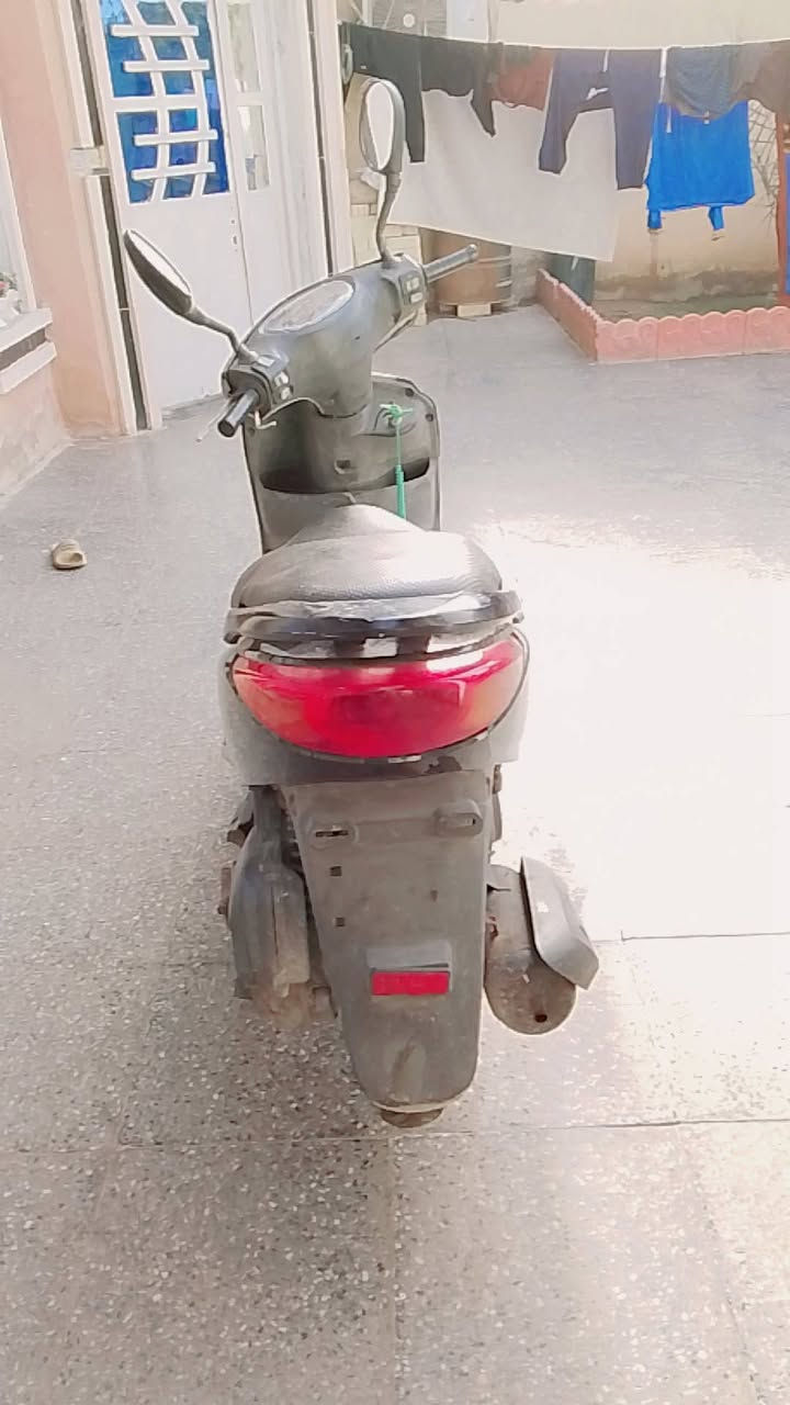 سلام عليكم بريز للبيع دراجه نضيفه دراجه مكينه بلاديه جيب أي فيتر وافحص مكاني حي طارق وسط السعر 650 وبيه مجال بسيط حك الجيه ***********
