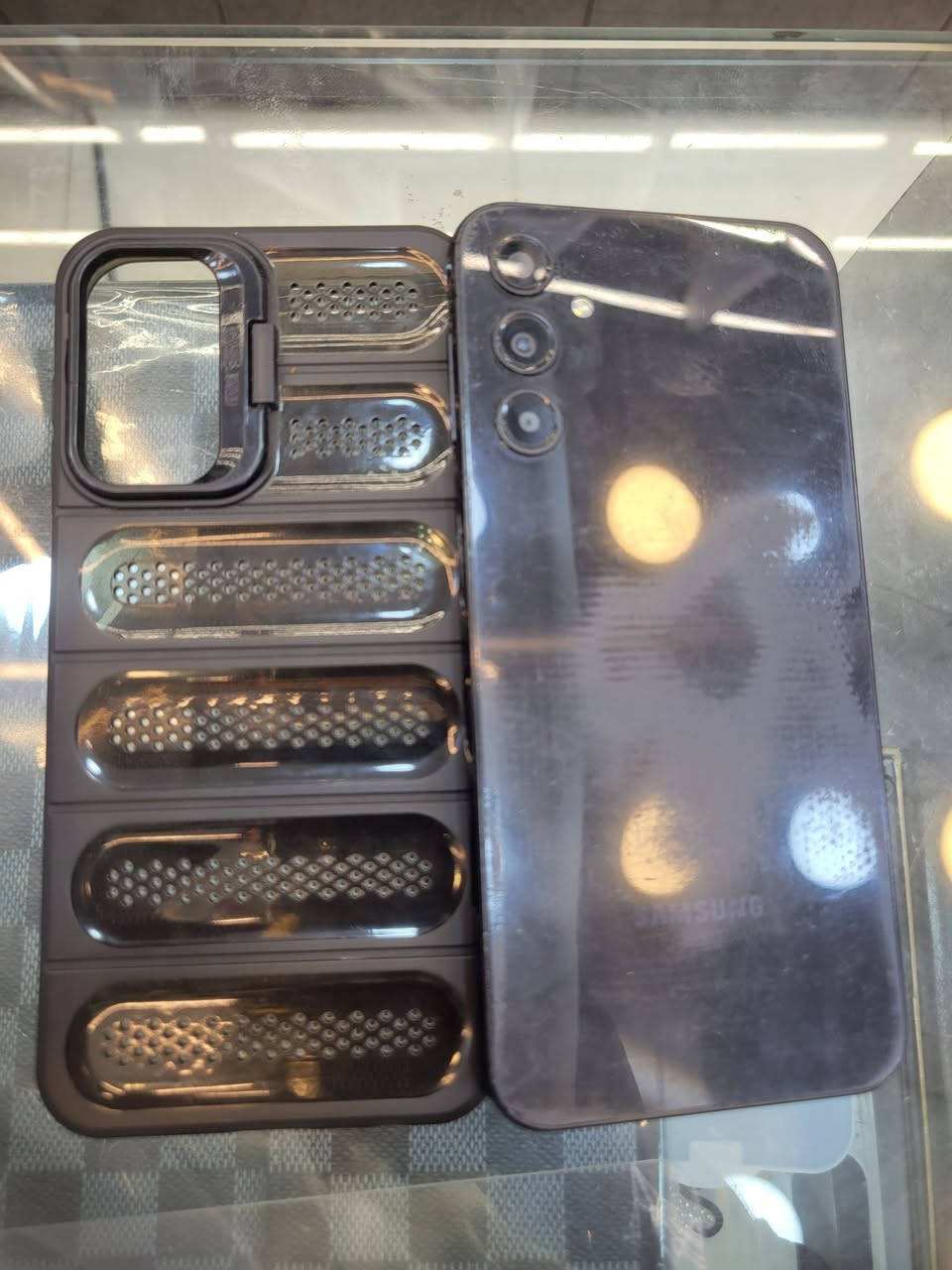 سلام عليكم كلكسي a24ذاكرة 128 بطاريه 5000جهاز نظيف وبلادي سعر قفل 125مكان بغداد بلديات ***********
