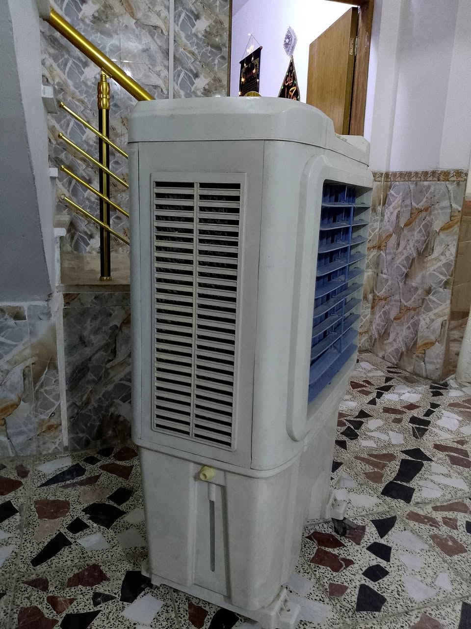 السلام عليكم 
مبردة للبيع 
السعر: ٧٥ الف 
العنوان: بغداد/ العبيدي شارع المحافظ 
واتساب: ***********
