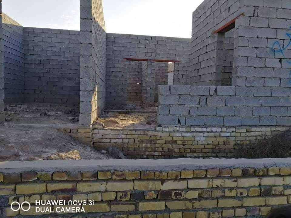 السلام عليكم بيت هيكل للبيع حاوي العباس جهت ال حمام المساحه 200 متر غرفتين ودوانيه وصاله ومطبخ وصحيات السعر 15 وبي مجال بسيط ***********
