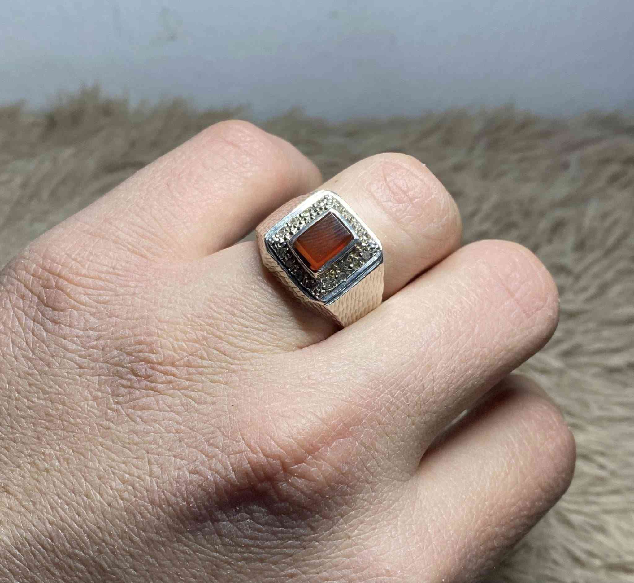 سلام عليكم عقيق يماني مطعم بالماس فضة صب ثقيل
قياس الخاتم (21) للبيع يوجد توصيل ***********
