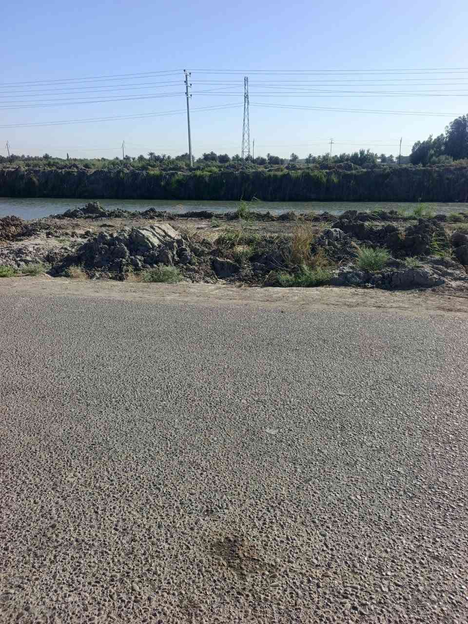 ارض للبيع مساحه 3 دونم مع بيت مع هيكل مع مظيف خارجي بيها اشجار ونخيل مثمر موقعها مباشرتأ على شط عفك كافه الخدمات موجوده ماء كهرباء تبليط مدرسه مركز صحي تبعد عن مركز مدينه عفك 1 كيلو السعر اتصل او خاص مفتوح ‏‪***********‬‏ بي واتساب مكانها شط حسين قرب الجسر سيارات ***********
