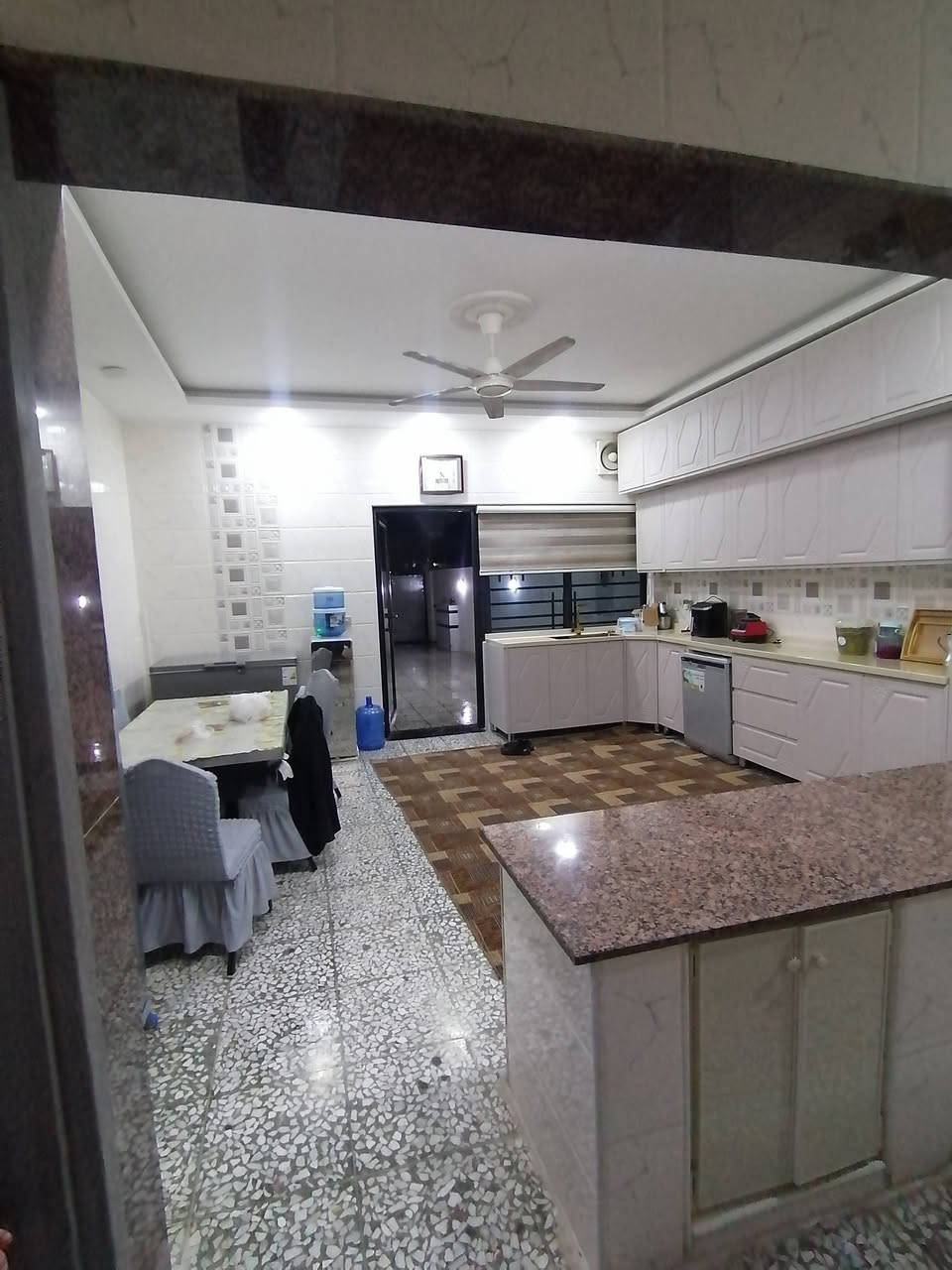 دار حديث (للبيع أو معارظة  مع دار) 
الموقع: حي الصديق الثانية قرب مجمع الاوربي2
المساحة :  320 متر
الواجهة : 10 متر
الاتجاه : شروق تام
عرض الشارع. : 12متر
سنة البناء :  2025
ط1 غرفتين نوم واستقبال وهول ومطبخ حار  وبارد ومخزن وصحيات وكراج. وحديقة
ط2 اربع غرف وهول وصحيات وبيتونة
(المكاتبة مع الشرعي) 
للاستفسار
***********
***********
نستقبل طلباتكم العقارية بيع شراء ايجار
