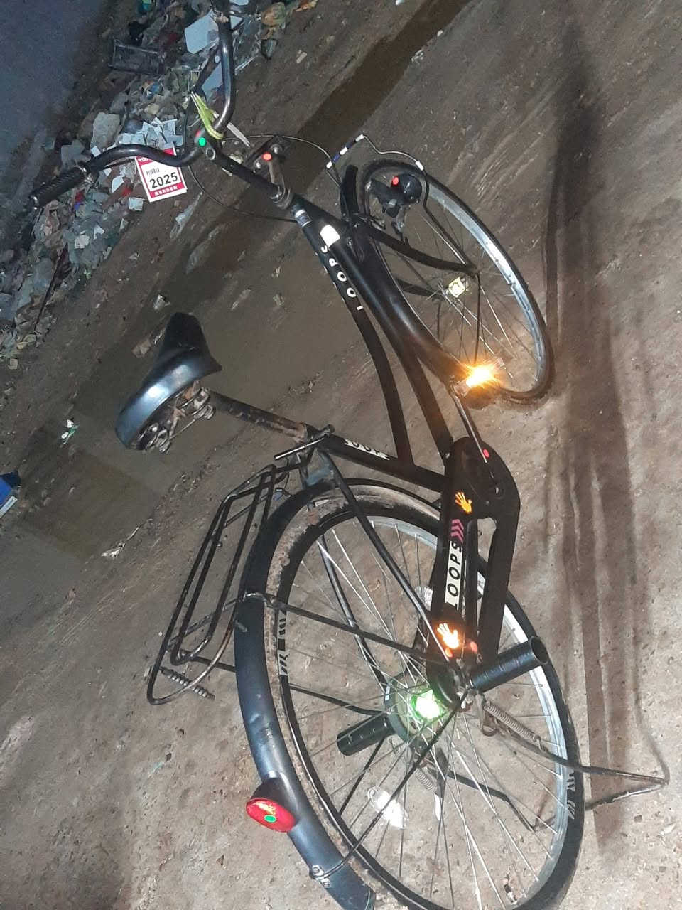 السلام عليكم بايسكل للبيع حجم 26 نضيف  اخو الجديد المكان الشهداء البياع الاتصال ***********
