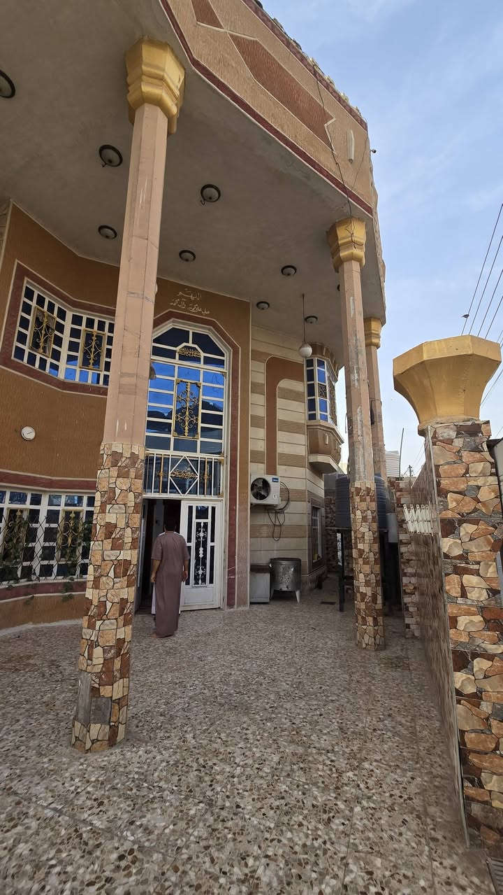 توفر دار سكن البيع
العنوان البصره القبله ساحت رمل

مساحه 300م

تكون 9غرف صاله ديوان صحيات 

السعر 600مليون وقبل التفاوض

الستفسار تصل ***********

ابو عباس
