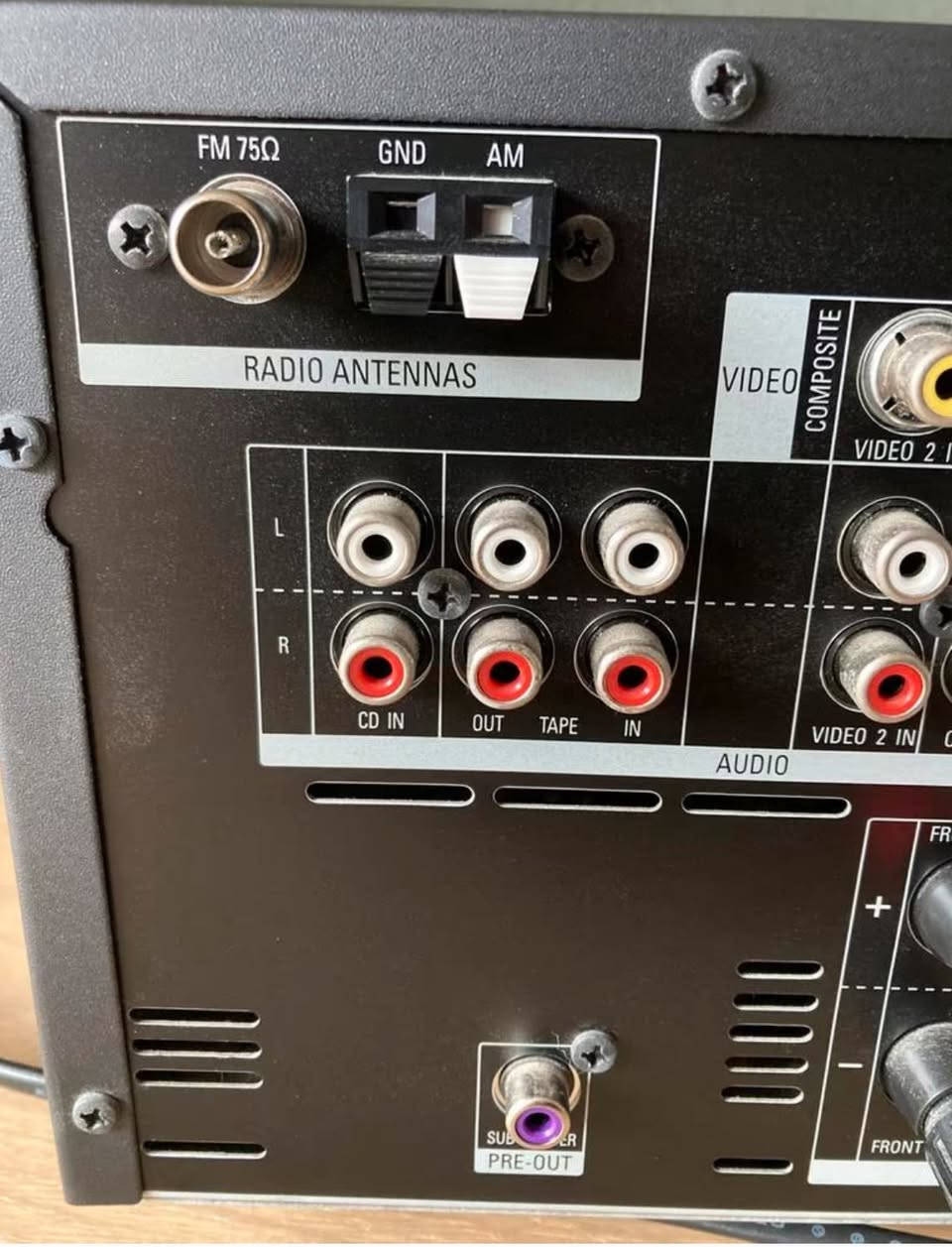 جهاز استقبال صوت/فيديو طراز Harman Kardon AVR 138. فيما يلي بعض ميزاته ومواصفاته الرئيسية: 
جهاز استقبال 5.1 قناة مصمم لأنظمة المسرح المنزلي.
يتميز بأوضاع الصوت المحيطي Dolby Digital و Dolby Pro Logic II و DTS 5.1 و Logic 7.
يحتوي على 6 مدخلات صوت رقمية (محورية/بصرية).
يشمل ميزات خاصة مثل Spotify و Pandora.
السعر 130 الف 
مكاني بغداد طالبيه وعندي توصيل كافه محافظات العراق
***********
