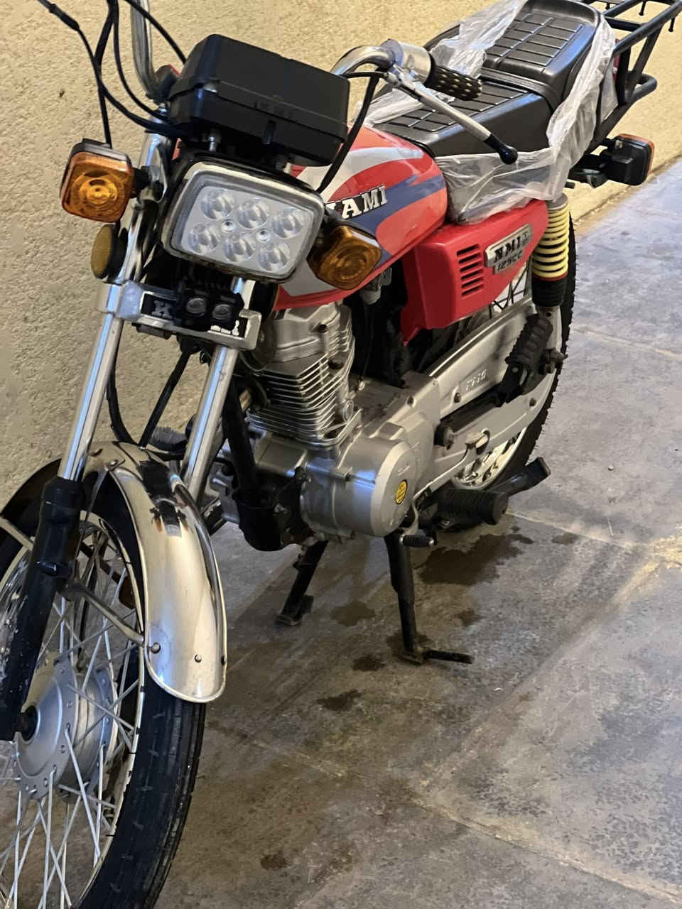 البكان عماره مطعم طوحين
السلام عليكم

دراجه محرك نامه اصلي المحرك مفتوح 
غراض كله جديد واصلي مال جناي  
الدراجه بدون اوراق (كلك) مكفوله من كلشي 
السعر 625 وبيها مجال 
الرقم ***********
