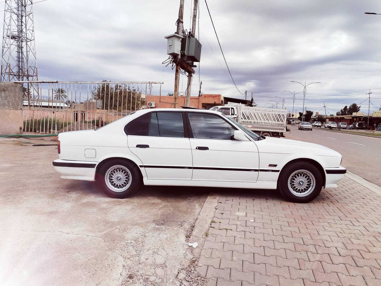 السلام عليكم بي ام 525 كير محرك صدر تخم تاير مشروع وطني رقم بغداد تحويل مباشر السياره بأسمى هزه جديده سنويه ل٣١ المكان بغداد السعر ٥٥ وبيها مجال رقم الهاتف ***********  ***********
