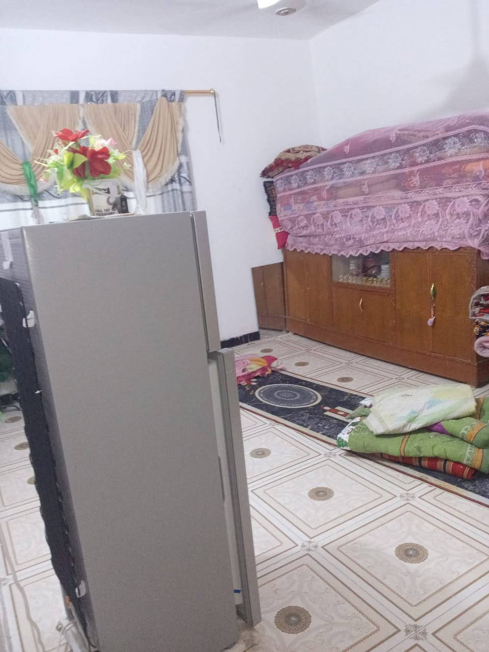 سلام عليكم. دار سكن زراعي للبيع منطقة ال أبو حجر مساحة ٢٠٠م عكاده بناء جديد طابوك جاهز للسكن قرب عمارة العلوية ام غيداء .غرفتين وصاله ومطبخ وبراني وصحيات جاهز للسكن السعر ٣٠ وبي مجال استفسار اتصال*********** أو واتساب ونكون بخدمتكم
