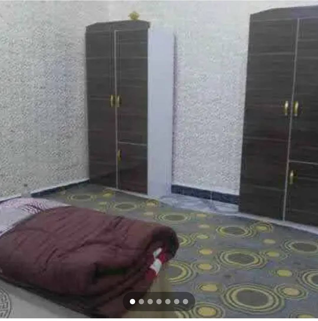 بيت مساحته 200متر ومساحة البناء 173متر
طابو زراعي سهم عراقي وكالة وبيها نسخة من المحكمة ..يبعد كيلو متر عن الشارع الرئيسي 
يحتوي على غرفتين منام وصالة كبيرة واستقبال 
وحمام ومطبخ وتواليت داخلي وخارجي وكراج 
المنطقة تتوفر فيها كافة الخدمات 
منطقة ابو الخصيب/ابو الجوزي 
السعر 90 مليون وقابل للتفاوض 
للاستفسار ***********
