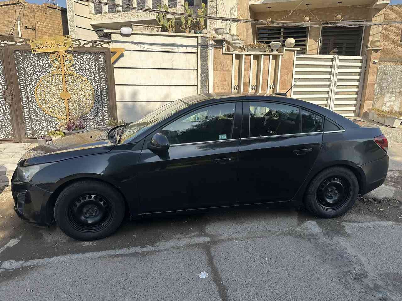 السلام عليكم 
كروز موديل ٢٠١٦ LT
هزه وسنويه جديده رقم بغداد الدولي 
كير ومكينه بلاديات 
تبريد تدفئه شغالات 
عليها زوج تايرات جدد 
بيها الباب الورا سايق مصبوغ ونص الجاملغ الخلفي 
مكانها بغداد الصالحيه 
السعر ٨٥
***********
