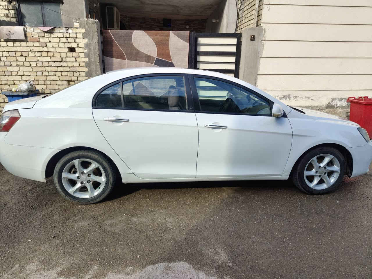 السلام عليكم
للبيع ام كراندc 7
رقم بغداد مشروع وطني تحويل ثاني يوم السياره بأسمي 

سياره جدا نضيفه ومابيهه اي نقص والكشر مالتهه جدا نضيف لا خياس ولا جراد ولا صبغ  كير محرك بلادي مكفول لا تنقيص ولا تبخير 
سعره 65 ورقه وبيهه مجال 
ماشيه 103
للاتصال ***********
