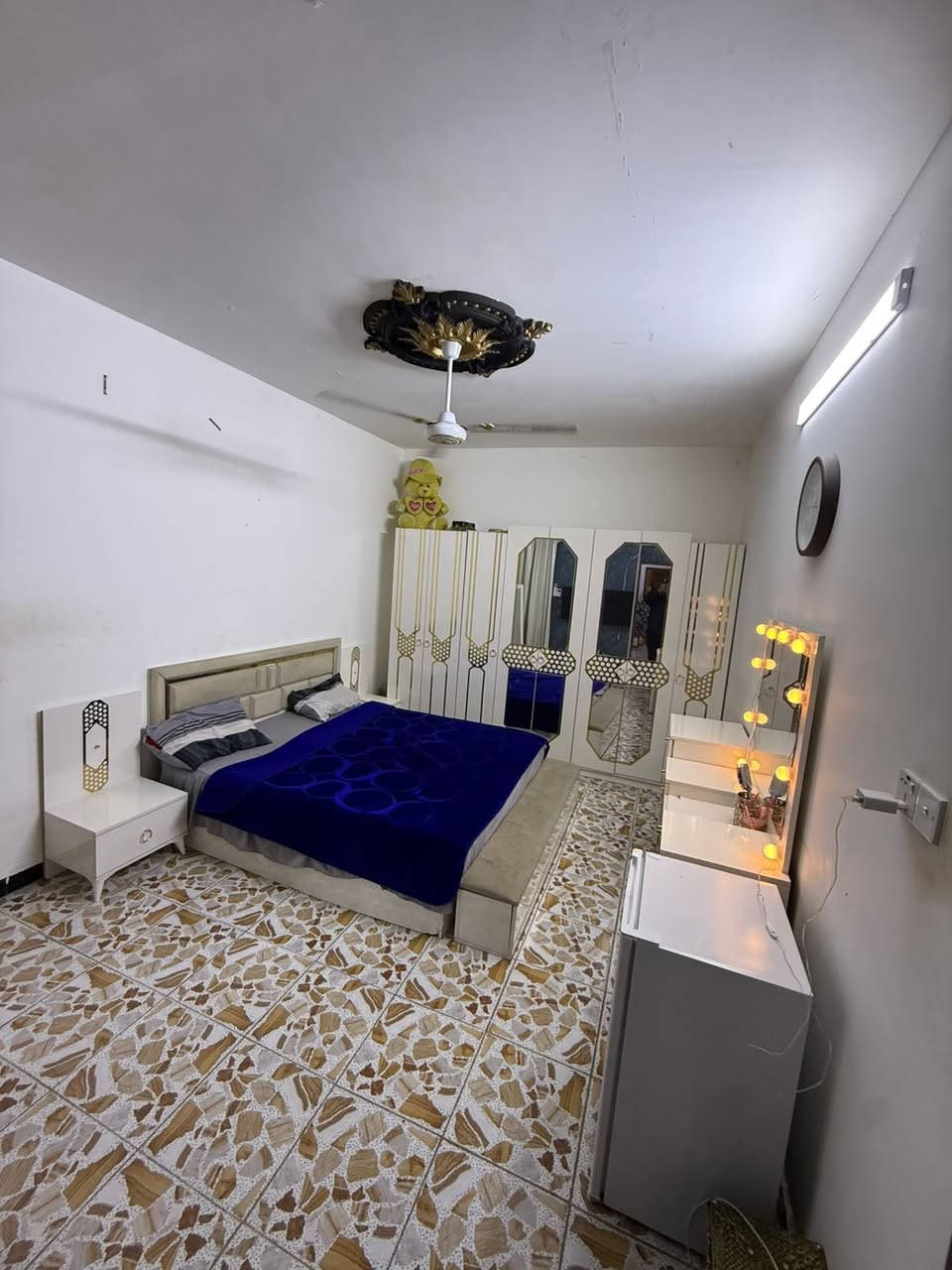 السلام عليكم  دار للبيع المساحه 75 الوجه ٤ اله ربع والنزال ٢٠ يحتوي على استقبال ثلاث غرف نوم صاله مطبخ حار ثلاث مجامع صحيه وفي الطابق الثالث يحتو عله غرفه مخزن البلديات مقابيل مخازن الاسمنت اليؤن  اول فرع مقابل الجسر  للاستفسار ***********
