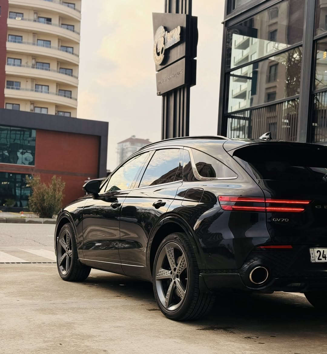 السلام عليكم 
جينسس GV70 موديل 2023 فول مواصفات 🔥
4 سلندر 2500 تيربو 
مواصفات اعلى فئة سبورت برستيج 
داخل احمر 
كشنات احمر تبريد تدفئة 
كامرات 360 درجة 
حساس امامي خلفي 
رادار امامي و خلفي و جانبي 
تحديد مسار 🛣️
بانورما 
بصمة 
تشغيل عن بعد 
قيادة ذاتية 
ماشيه 94 كيلو متر 
وبعد وبيها هوااي مواصفات 
الضرر : جاملغ الخلفي صبغ فقط 
رقمها دهوك و بلنسبة للتضليل بيها كتاب تضليل 
سعر السياره :335$ 
عنوان السياره سليمانية 
للاستفسار : ***********
