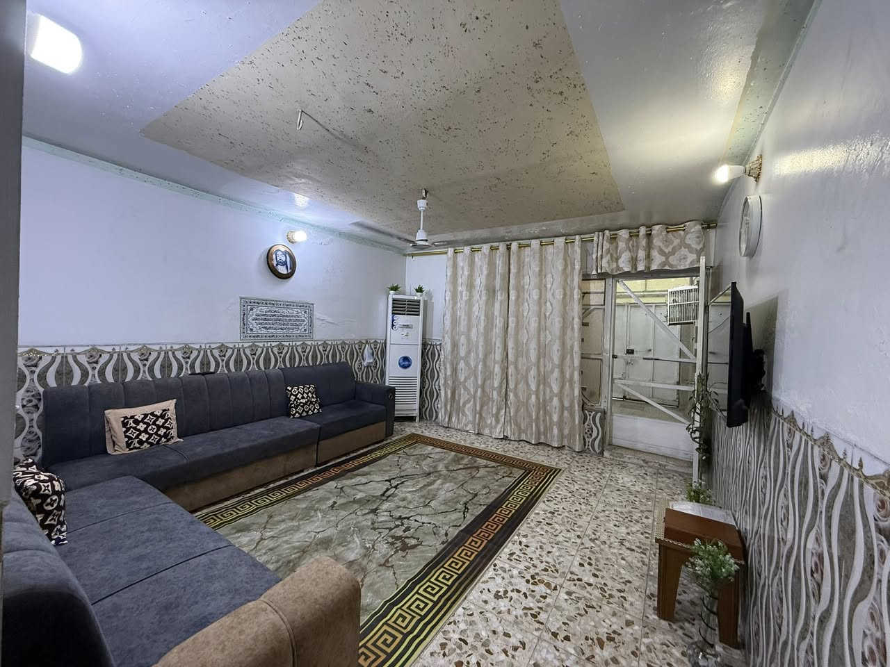 #الدار_للبيع
بيت في منطقة الحبيبية
 سابع فرع عن الشارع العام مال لحوم باقر الموسوي 
المساحة 110 متر  الواجهة 5.5م والنزال 20م 
كراج - مغاسل - أستقبال - صالة تشمل الحمامات الداخلية ومطبخ - غرفة نوم - منور يحيط البيت - غرفة في الطابق الثاني - سطح ومخزن وبيتونه 
للأستفسار الاتصال على الرقم ***********
