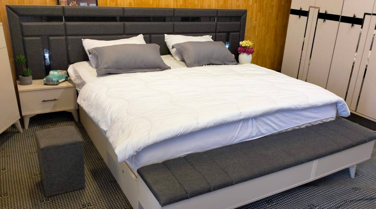 استفسار *********** مكان بغداد غرفة 10 قطع نضيفة 100/100 بيها انارة ومخزن بالسرير  8 ابواب  بيها كنتور اضافي
