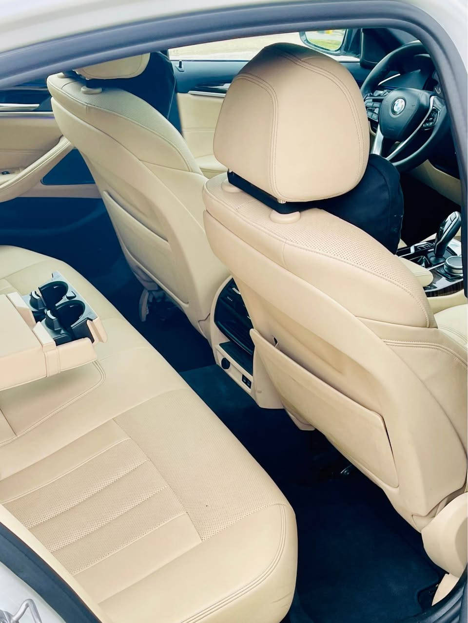 السلام عليكم 
BMW 530i 2022 
السياره كلين تايتل 
بيها مكان تعديل pdr كلش صغير اثر شخطه 
والسياره مغلفة كامل PPF
ماشية 89 الف كيلو متر فقط
اعلى فئة من ناحية المواصفات 
سماعات هارمن كاردن 
داتاشو 
مقاعد مال 740 
وغيرها من المواصفات 
مكان السياره اربيل 
السعر : 358 ورقة 
***********
*********** أربيل, العراق
