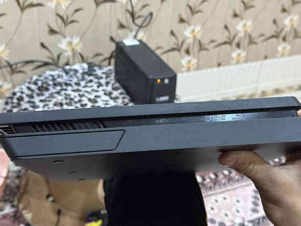 من رخّصت الادمن 
بلي فور مهكر نظام 9.00 مثل ما موضح بالصور
التهكير مالته متصفح مو فلاشه 
ملحقات كاملة وبيه ألعاب 
Call of Duty Zombies 3 عربية ومابات الزومبي كلها
Grand Theft Auto 5
Pes 2021
Minecraft
وياه 3 جويستكات وثنين واير شحن
و ups نظيف استعماله اقل من شهرين هوه والـ بلي 
مكاني بغداد حي الكوفه 
الرقم ***********
