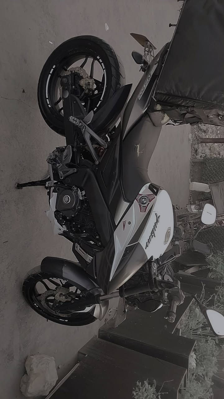 سلام عليكم  اخوان بولسار 200 NS
للبيع الدراجه مرقمة واتساب. ***********
وحياكم الله
