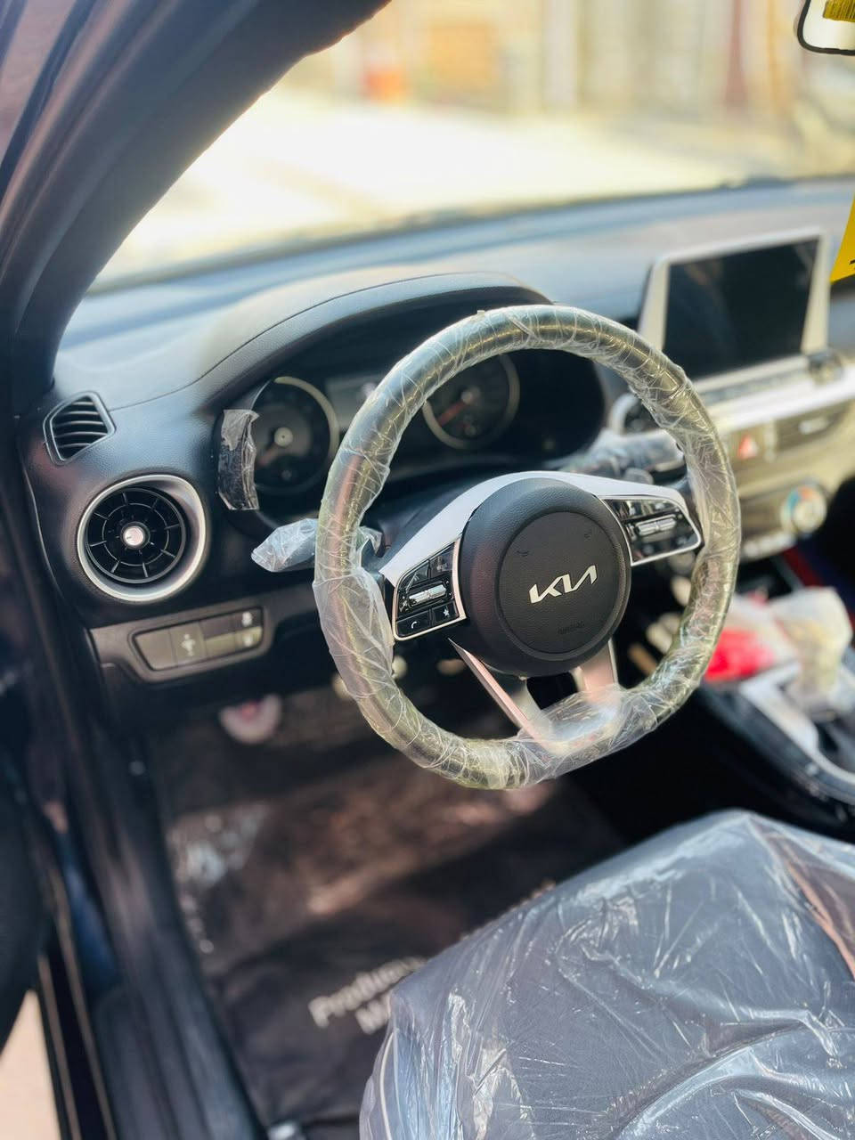 السلام عليكم
للبيع سيارة سيراتو 
فول الفول
كفاله عامه 
موديل ٢٤
ماشيه ١٣ 
لل استفسار ***********
