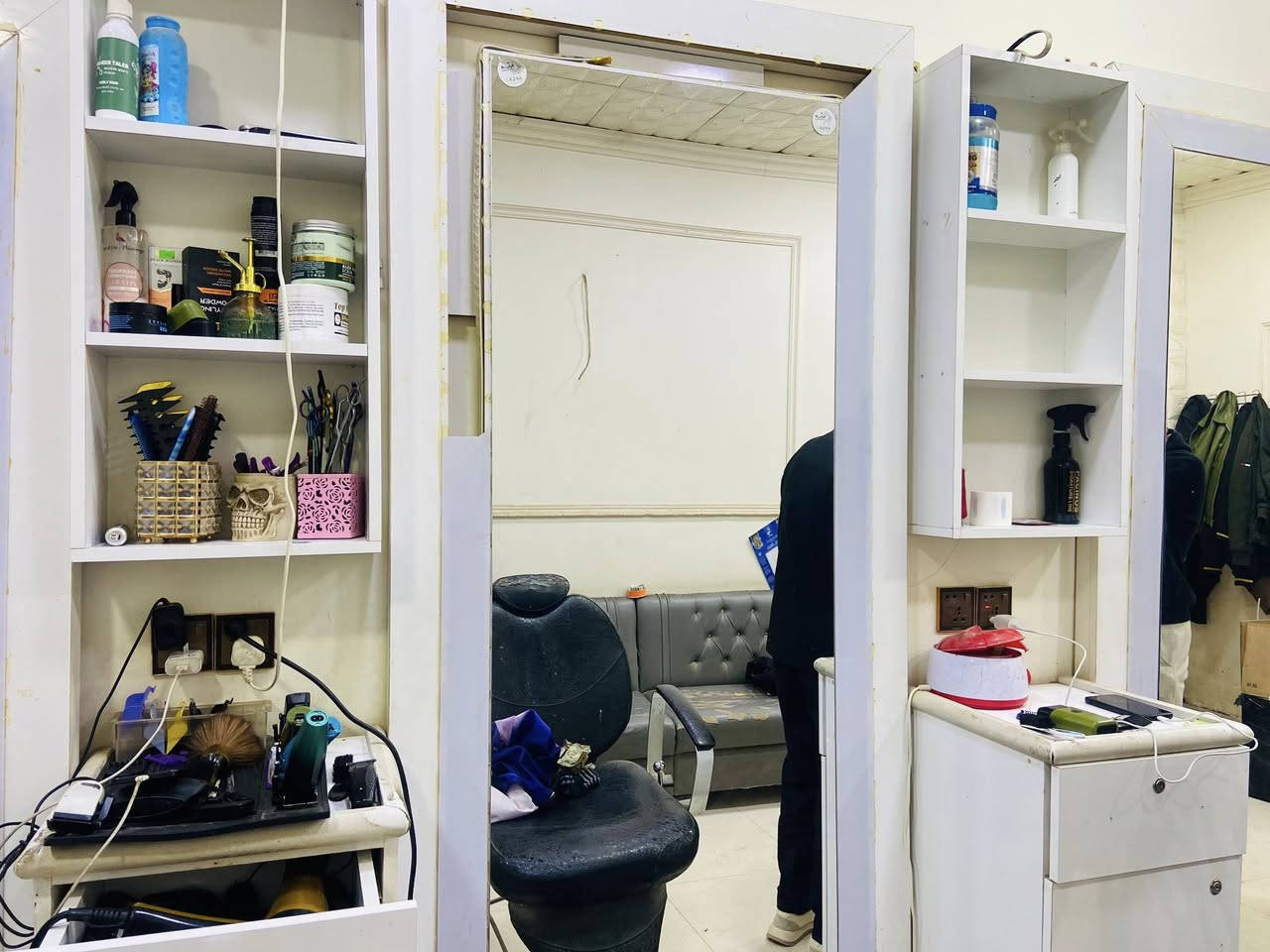 ديكور حلاقه للبيع 📍الموقع سامراء
متكون من ثلاث مري 
4ميوزه مثل ما واضح بصوره  
3رفوف تعليك
4تخم ثلاث قطع
5باترينه 
للبيع شلع سعر بعد الاتفاق:***********
