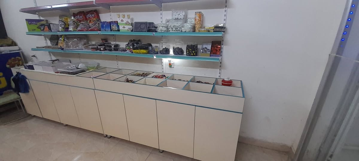 اثاث محل للبيع تريد كامل او القطعة التعجبك ... قضاء الدور اتصل وتدلل ***********
