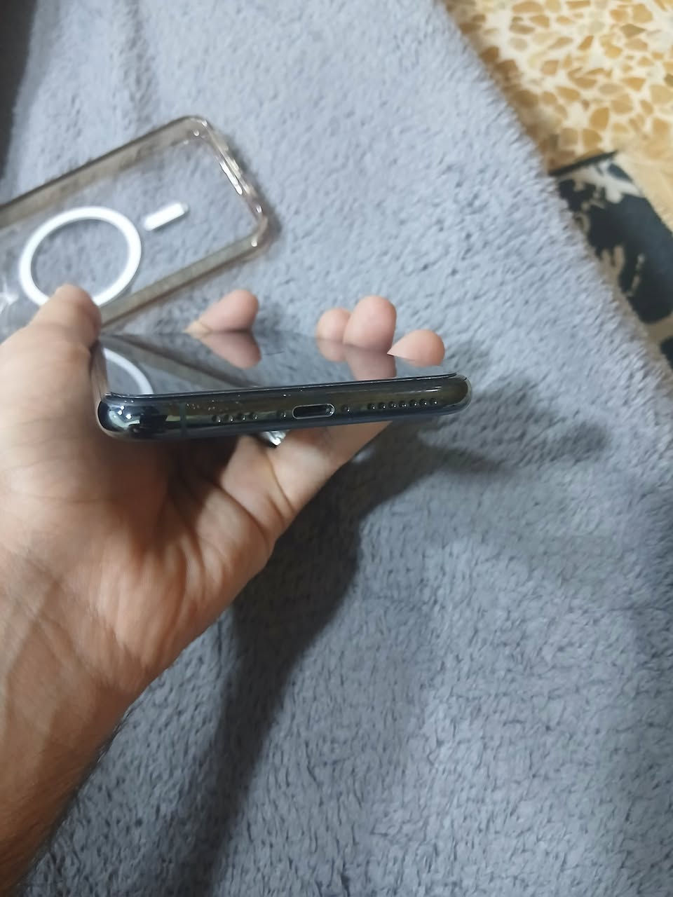 للبيع فقط 
iphone 11 pro Max امريكي
السعة 64 
بطارية 73 
دبل شريحه
فيس ايدي شغال 
__
نورمال مامفتوح ولا امبدل بي شي تجي تأخذه من الباب + نظافه الجهاز 95 جدا نضيف 
_ 
واتساب ***********
_
السعر 250 وبي مجال شويا
—
ملاحضه اكو نقطه جدا صغيره بطرف الشاشه ماتبين ولا تاثر علا ايشي نقطه بكد النمله
