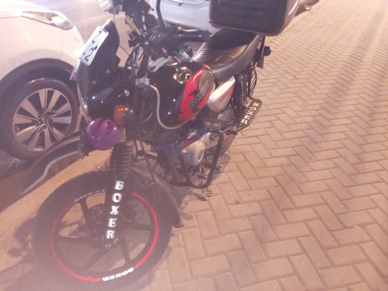 السلام عليكم دراجه بوكسر موديل 23 الدراحة جاهزه مابيه نقص تايرات حته بنجر مابيهن  جدد فلنجة زنجيل وبكرات  جديده دسكات جدد بنزات جدد الدراجه طسه حلوه و معدل وشلعه  ودهن كله لكمولي كل جمعة ماعبرها  المكينه مفتوحه مره وحده ع ايدي  شاصي وياله حبشكلات كلها نظيفه حته السلف شديت جديد متتعب بيها لان اني ماحب شي نقص او اشد تجاري  و مو بياع شراي ولا خبير بيهن كهربئيات وضفير كلها شغاله وجديده   والدراجة مابيها حادث او عواج شاصي او ماشه اودبلات
رقم بغداد باسمي مشروع وطني 
تحويل شوكت وين متريد 
 السعر 2400  وبيها مجال بسيط 
رقمي وتساب موجود واتسااااب فقط  
*********** بغداد السيدية او الدورة شارع ابو طيارة
