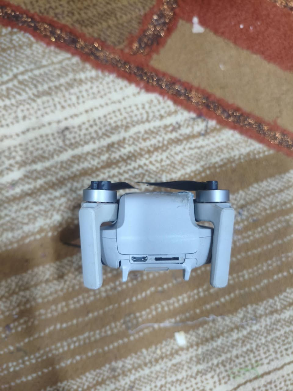 للبيع درون مني مافك لكمبل يصور بس مايتحرك للتجاهات ولا ينزل ولا يصعد  ***********
