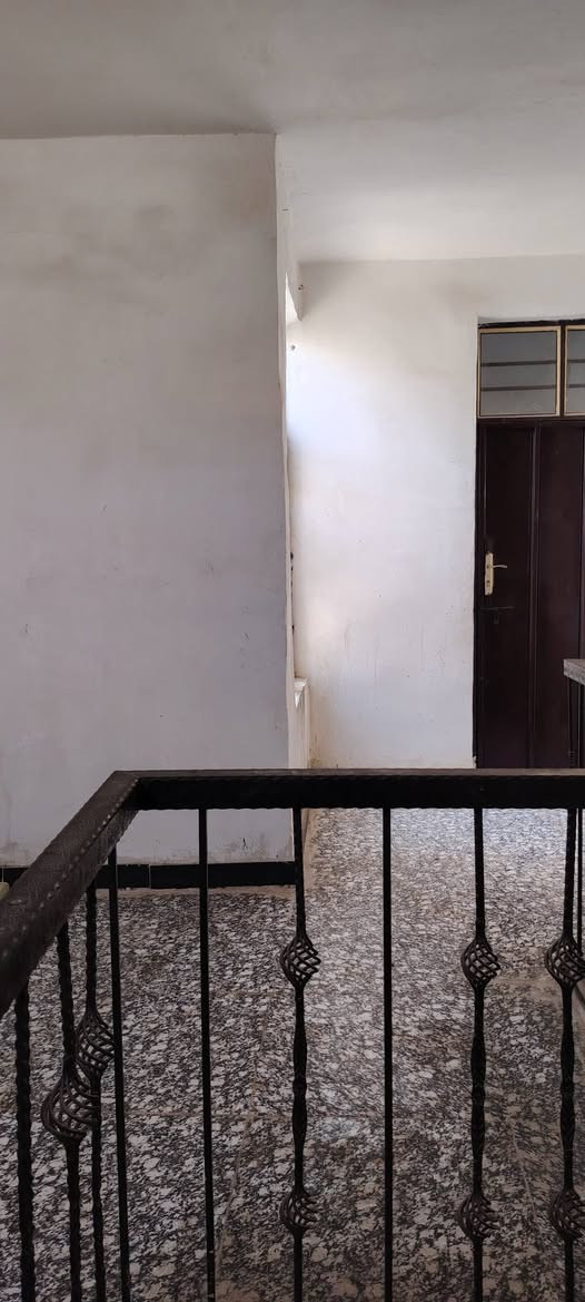 السلام عليكم بيت للايجار طابق ونص غرفتين نوم واستقبال وصالة ومطبخ وحمام ومنور وساحة مساحتة البيت 100 متر   البيت كامل مكمل  مكان البيت بغداد الزعفرانيه شارع الكهرباء للاستفسار الهاتف ***********
