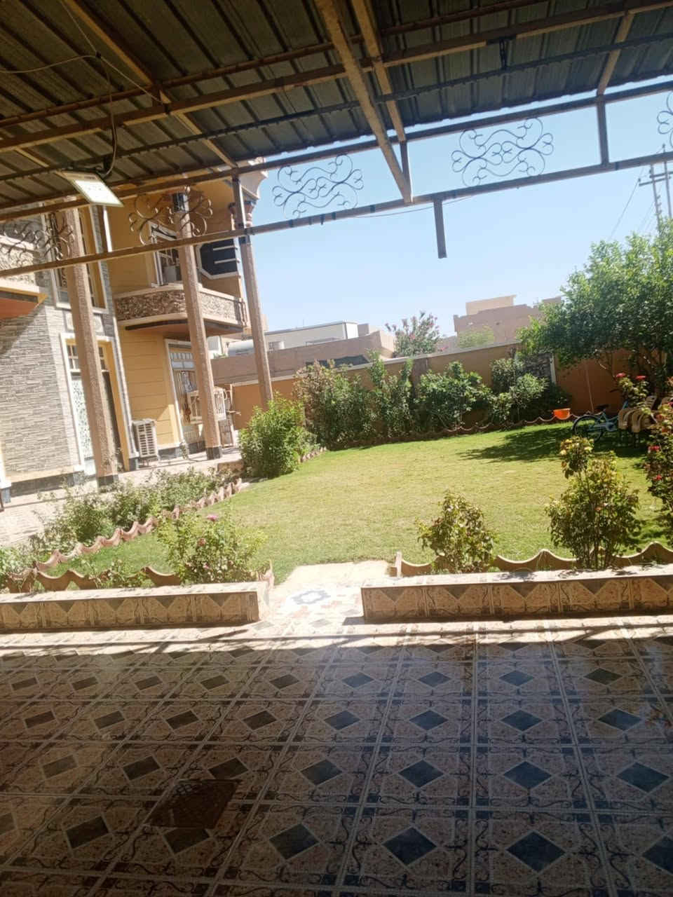 السلام عليكم 
بيت للبيع القادسيه شارع الحولي مساحه 600
للأستفسار 
***********
***********
