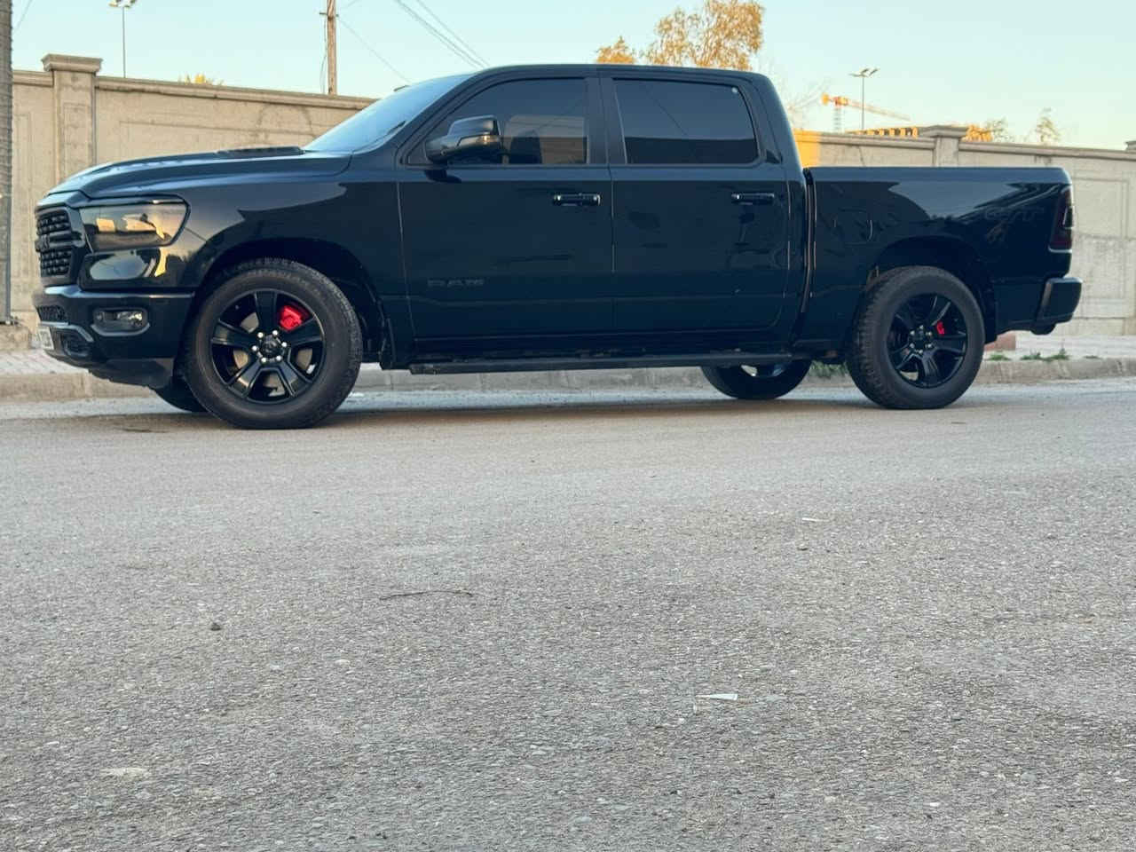 دوج رام موديل 2022 💯
لون اسود 🔞
فئه ( GT) سبورت 🚀🚀🚀
بدون حادث ❌❌❌
بدون فتح بدون ايرباك ❌❌❌ 

 ملاحظه ( جتي من امريكا طلع بيها كلير باب خلفي عكس السايق والجاملغ خلفي ) 
ماشيه 80 

مواصفات فول عدا البنوراما 
1- محرك 8 سلندر ( 5700) ايتورك
2-باب طويل بدي قصير ( المرغوب ) 
3- كير طرح مال TRX
4-شيفتات ستيرن 
5- كار بلي بلوتوث
6-سماعات الباين 
7- لايت زينون بلادي ثلاث عدسات 
8- اشاير بلمري 
9- مري قلاب 
10-الابروجكترات دواره
11-دوسات بلاديه 
12-كشنات  جلد كهرباء  تدفئه تبريد 
13- كشنات حظن (GT)
14- ستيرن تدفئه 
15- بريك بانزين كهرباء 
16- تحكم ستيرن  
17-سايد بريك كهرباء ( بصمه ) 
18-رادار
19- نظام تنبيه ملئ الاطارات ( هورن ودبل اشاره ) 
20- فور ويل 
21- نظام قفل الاكسل 
22-كروس صعود ونزول 
23-حساسات اماميه 
24-حساسات خلفيه 
25-تحديد مسار 
26-اوتو بريك 
27-شاشا تيسلا الجبيره مال TRX
28- دوسات بلاديه 

بعد بيها هوايا مواصفات 
تخم تاير جديد نكسن 
مكفوله صدر وكير ومحرك 
سنويه مضلله 80‎%‎
السعر  ٣٣٤ 
رقم شمالي
***********
