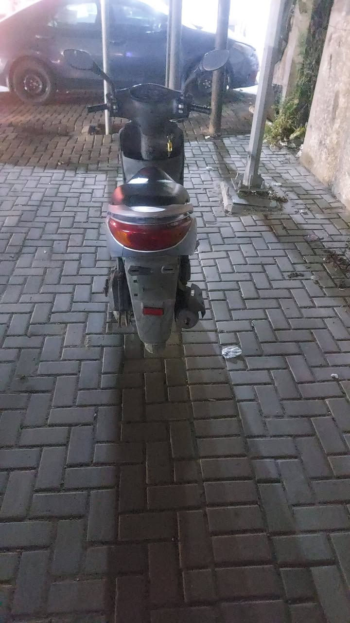 السلام عليكم من رخصة الادمن بريز بلاديه قبل شهرين نزلته من الرمبه مكينه جديده بل باكيت كفرات بلاديه شلعه تخبل دبلات جدد والله العظيم ماخذه مليون وميه وهسه حتاجيت وأريد ابيعه السعر ٧٥٠ مكان الدراجه الغزاليه رقم الهاتف ***********
