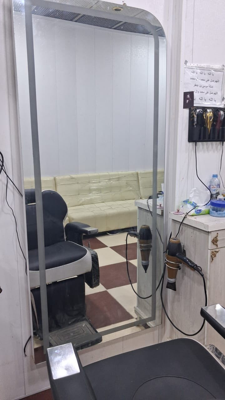 للبيع ادوات حلاقه 2 مرايات 2 ميز ابو الجرارات 1 مغسله 1 او قنفات 3 مكان بصره مطيحة ***********
