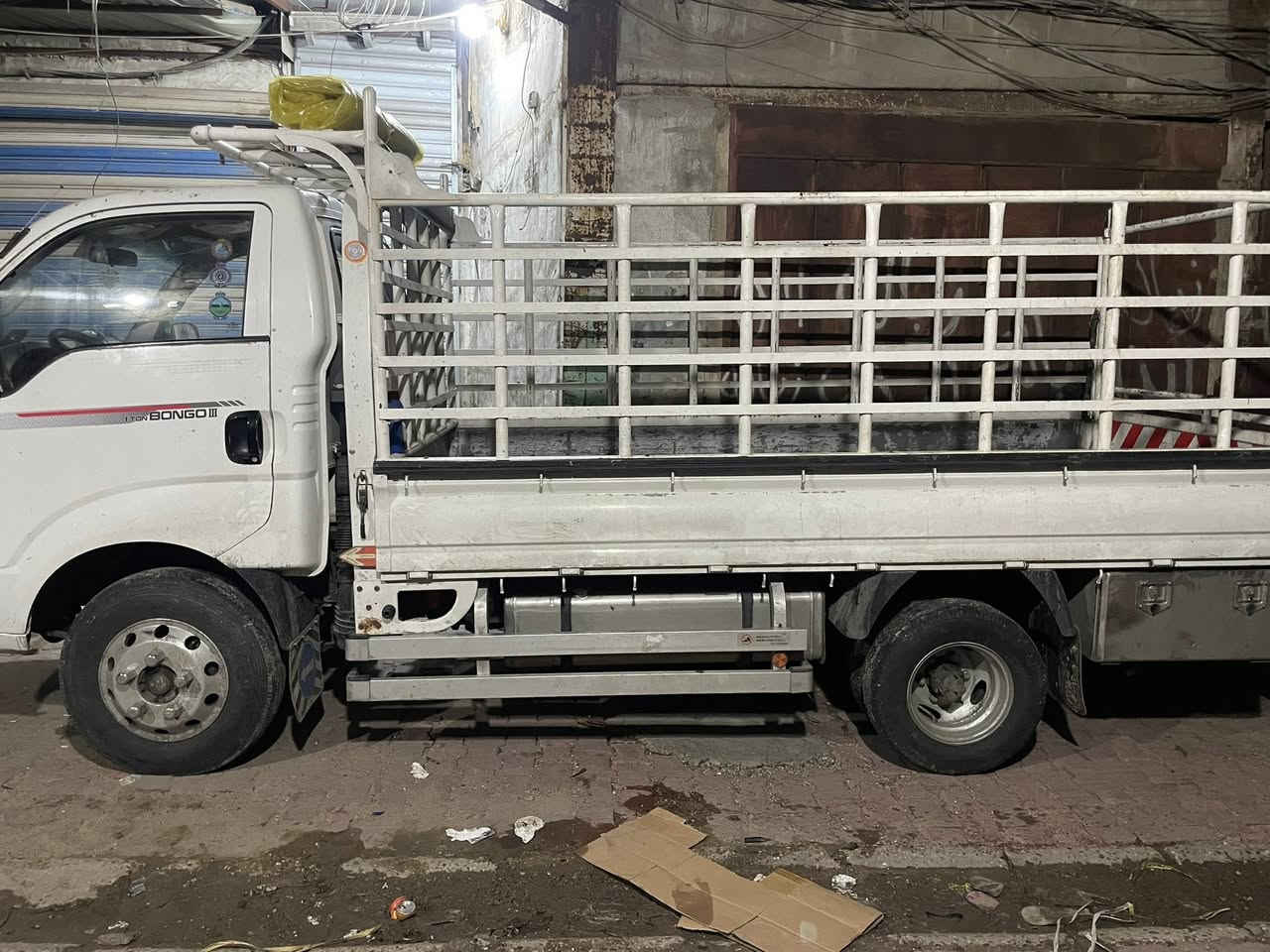 سلام عليكم فحل تك موديل2012امحدث20رقم سليمانية بسمي انكليزي تحويل ثاني
***********
حداديه اماميه خلفيه جديد 
تخم تاير خلفي لاسه جديد امامي كوموهو زوج جدد
مكينه3000مفتوح دكشن فوفون اهل المصلحه ايعرفوهة
عليهة منضومة زنون اصلي حته البلوجكتر زنون
وتحديث كله اصلي من ماصدات او بنيد ودعاميه وبراكيت دعاميه 
بيهة ويل كب امامي كوري اصلي 
تحويره14استد27خلفي 
تانكي كاز100L
تبريد ثلج
اوبيهة بعد اوي شغلات ممذكور 
مكاني بغداد شارع الكفاح ساحه الجكاير
