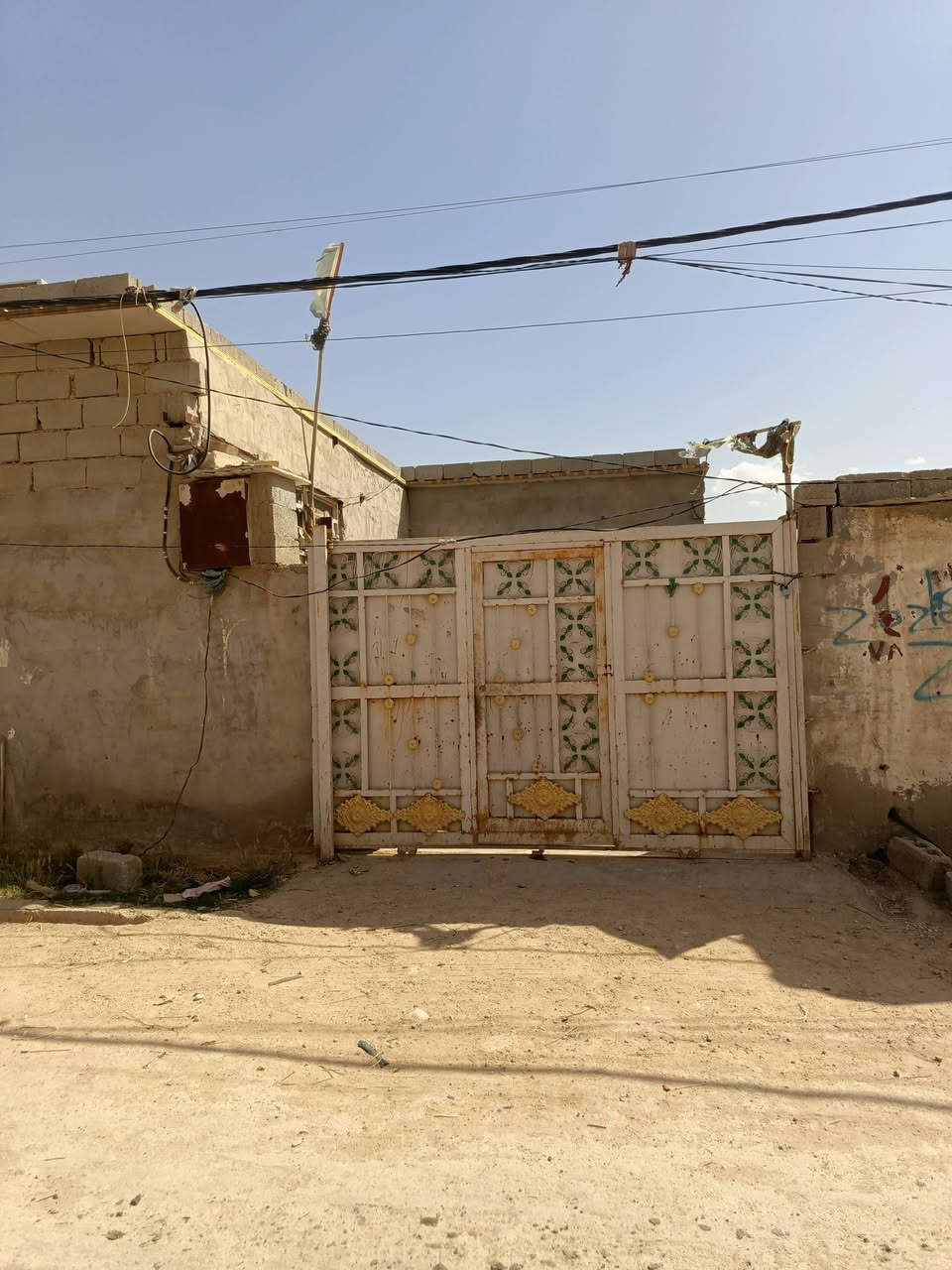 السلام عليكم
بيت للبيع في كربلاء مجاور جامعه كربلاء 
البيت قريب على طريق الزوار 
يبعد عن الامام مسافه 10 دقائق 

يحتوي البيت على 
1-استقبال
2-غرفه
3-غرفه ثانيه عوزها  سياج واحد وتكمل
4-مطبخ
5-صحيات خارجيه وداخليه 

مساحه البيت 170 متر
عقد زراعي سند 35 

سعر البيت 15 مليون 
للاستفسار أكثر 
***********
***********

