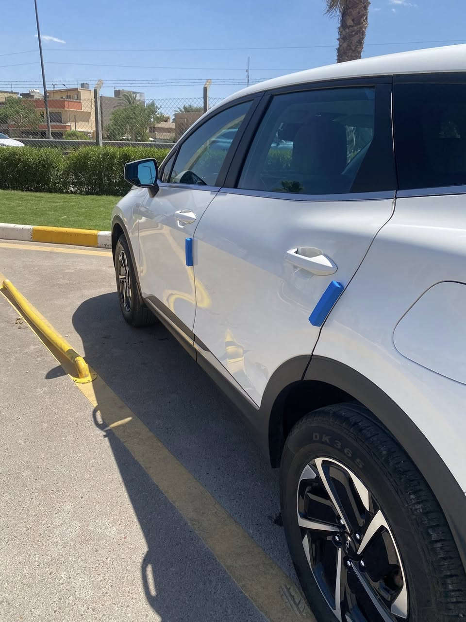 كيا سبورتج فئة (LX) هايبرد Hybrid - موديل 2023
وارد أمريكي 
 موديل 2023، اقتصادية جداً  (التفويلة تمشيك الى 850 كيلو بالصيف مع التبريد). السيارة ما محتاجة برغي واحد، 
✅ الممشى: 43 ألف كيلو متر فقط.
✅ تخم تاير جديد: شد قبل شهرين فقط.
✅ تضليل حراري لكل جامات السيارة : عازل حرارة ممتاز.
✅ جاهزة ميكانيك وكهربائيات وتبريد ثلج.
المواصفات للي ميعرفها اخوان:
🟦 شاشة كبيرة لمس تفاعلية (Apple CarPlay / Android Auto).
🟦 رادار أمامي تفاعلي + رادار تنبيه تصادم.
🟦 نظام تحديد مسار + كيب لاين (توجيه الستيرن تلقائي).
🟦 كاميرا خلفية دوارة عالية الدقة + حساسات خلفية أصلية.
🟦 مود درايف (Drive Mode) بـ 3 أنظمة قيادة (Smart / Eco / Sport).
🟦 تحكم ستيرن كامل + كروز سرعة (مثبت سرعة).
🟦 لايتات أمامية فول LED نهارية + بك لايت LED.
🟦 نظام نزول منحدرات + مانع انزلاق.
🟦 هاند بريك بصمة (Auto Hold).
⚠️ الحادث: تعتبر كلين ضرر بسيط جداً بالبونيد فقط، وتم تصليحه BDR (بارد) بدون أي تبديل وبدون أي صبغ.
⚠️ الصبغ: السيارة مكفولة من الصبغ والتبديل (صبغ شركة بالكامل).
⚠️ الايرباكات: السيارة ايرباك سليم 100% (بدون ايرباك).
✅ الشاصي واللغد والدواخل سليمات 100% وبحالة الوكالة.
السعر: 19700 دولار 197 ورقة 
مكان السيارة بغداد 
للتواصل : ***********
