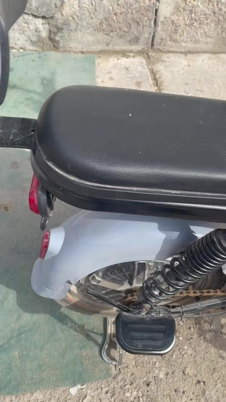 السلام عليكم ورحمة الله وبركاته دراجة 4بطاريات الاسمA1 حجم 12  سرعة 1 25 سرعة 2 40 سرعة 3 52 سرعة 4 60
مثبت تليفون السعر 250ققل للاستفسار رقم***********
