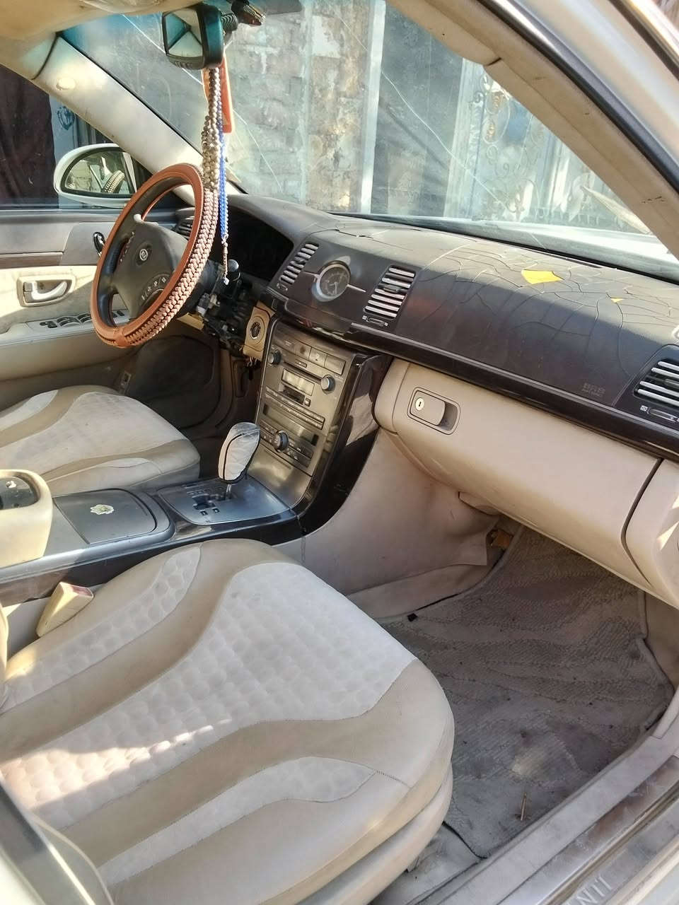 السلام عليكم امانتي 2007سياره خير من الله مصبوغه حزام جماليه السعر 55قفل بدون عمله رقم الهاتف ***********
