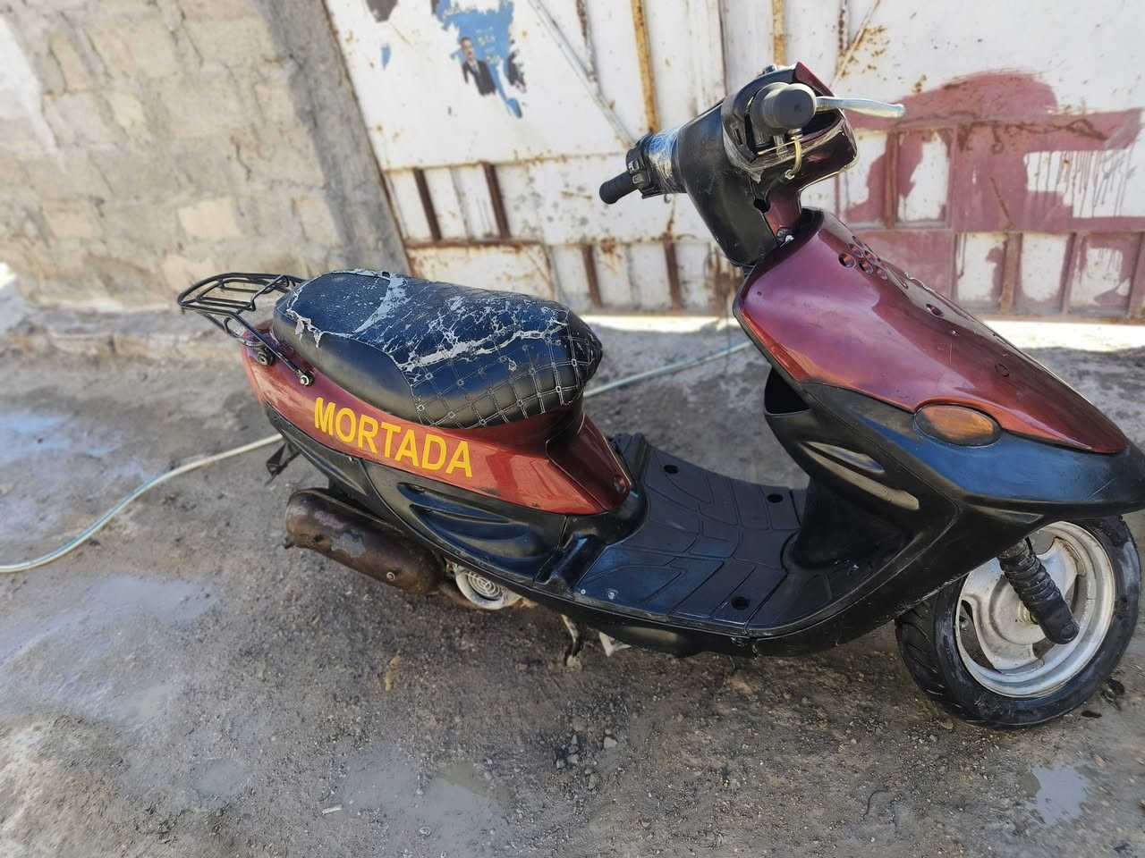 السلام عليكم دراجه بيجي للبيع ما ناقصهه شي بس دشبول و گلوب خلفي و امامي و الدوسه مال رجل الي مبينه بلصوره و اما اذا تلگه بيهه نقص ما مشدود كلهن موجودات . 
السعر 150 و بيهه مجال رقمي *********** و خاص موجود مكاني كوت حي الحكيم القديمه.
