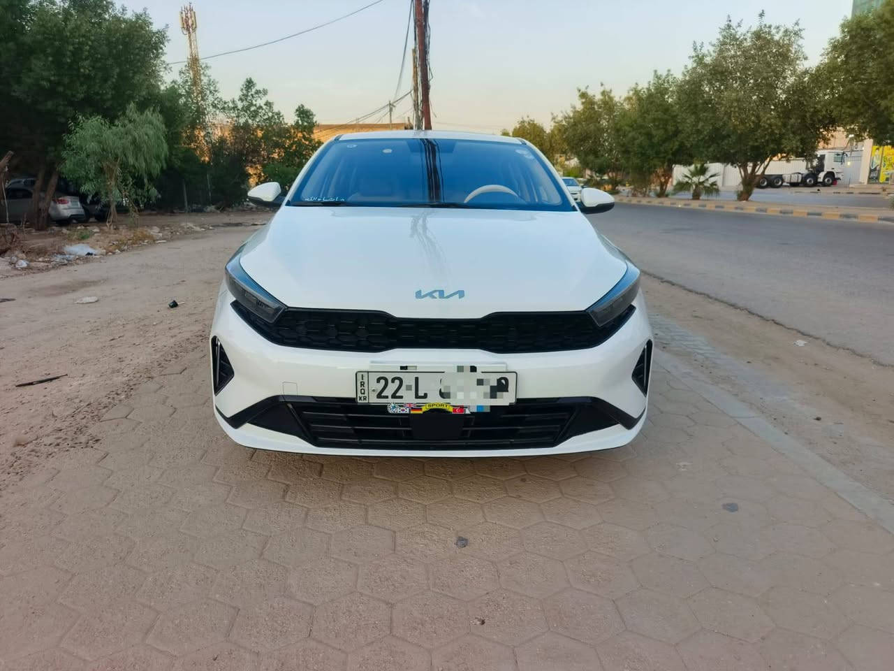 سلام عليكم k3 مكفولة كفاله موديل 22 فول مواصفات فتحة بصمة 4 وضعيات قيادة كامرة دوارة مثبت سرعة مانع انزلاق كشاف ضباب اشاير حاجب لكزز محرك 1500 دبل نوزل ماشية 46مكان السيارة نجف سعرها 135 رقمي***********

