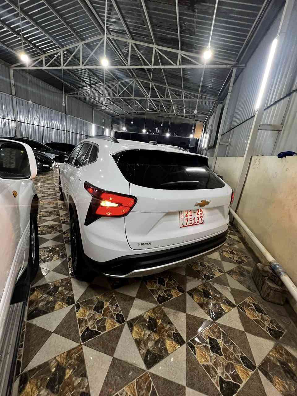 السلام عليكم
سيارة تراكس 
موديل2024 
دخول جديد تترقم شمالي 
مواصفات Lt 
بصمه 
تشغيل عن بعد 
مثبت سرعه
قيادة ذاتيه 
سياره كلش حلوه ونظيفه احلى من الصور 
حادثها موضح بالصور فقط جاملغ وشبر بطرف البنيد بدون دواخل 
مكان السيارة كركوك 
السعر المطلوب 125 مجال بسيط 
رقم تلفون ***********
