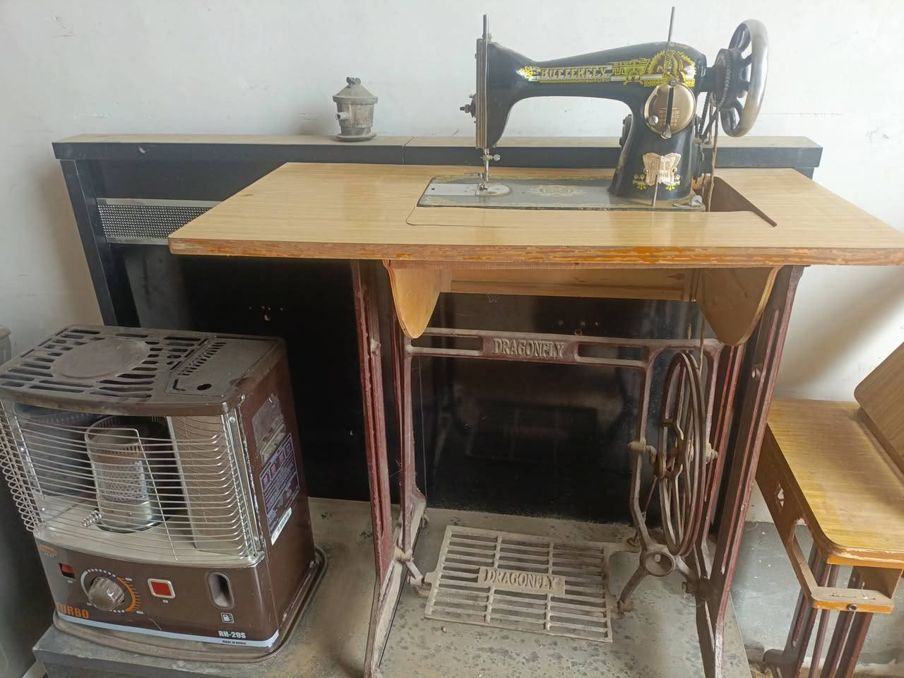 معرض الحافظ لبيع وشراء الغراض المنزليه المستعمله العنوان القاطع مقابل حي الصناعي بادارت ابو عبد الله رقم الهاتف ***********. ملاحظه يوجد لديناثريات سقف غير مستعمل فياس 90سانتيم ضخامه وجماليه وبأسعار مناسبه موجوده في النشر معه الكراتين
