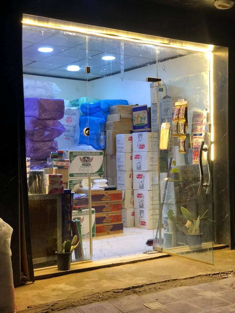 محل سفريات وبلاستيك للبيع  السبب دوام وعدم التفرغ المحل بي خير من الله بضاعة وشغلة ماشي الحمدلله عنوانة شارع السيدة زينب طريق الحسينية عامود ٨٦ قرب مدرسة القزوينية على الشارع مباشرة للاستفسار الاتصال على الرقم ***********
