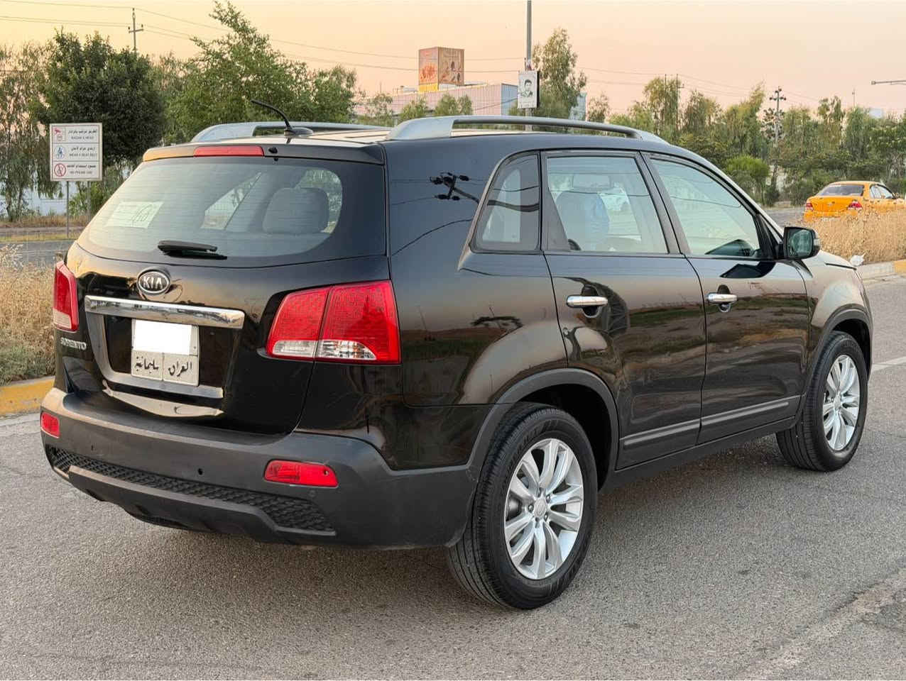Hyundai Sorento
*********** ***********
موديل ٢٠١١ لون اسود رقم سليمانيه 
گير محرك شرط لأ صرف ولا بخار مامفتوح
حجم محرك ٦ سلندر (٣٥٠٠)
مواصفات ويل كروم اشارات بل مرايه تحكم ستيرن طرفين نظام Eco تقليل صرف الوقود نظام Abs شاشه كاميره 3 مقاعد تبريد مركزي وباقي مواصفات معروفه 
صدر امامي خلفي جديد كهربائيات كل شغال تبريد شغال 
صبغ 4 قطع شرط بدون دواخل بدون ارباك 
سعر...(١١٤$) وبي مجال بصيط
مكان سياره كركوك📍 كركوك, العراق
