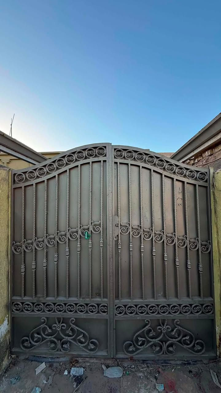 سلام عليكم
باب خارجيه  ارتفاع مترين و 30 
عرض تلاثه متر 
شغل ثگيل و درجه اوله كامله هيه والچرچوبه 
مكاني نجف الحيره 

***********
