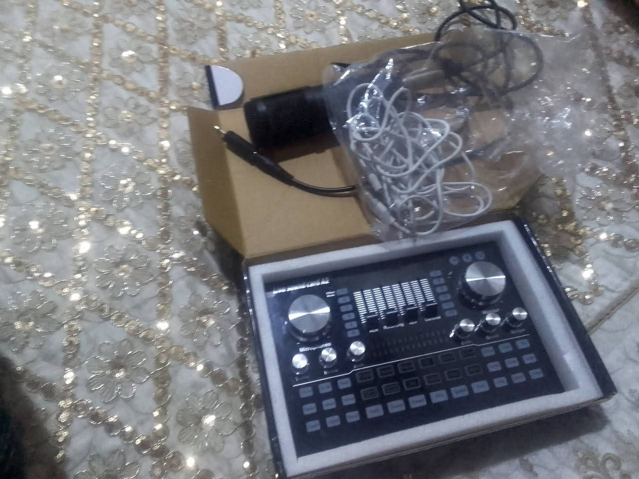 السلام عليكم عدنا جهاز للبث المباشر هوا ملحقاته صوت مااروع صده فول مقسمات صوتيه السعر 75وبي مجال للطيبين للتواصل ع الرقم ***********
