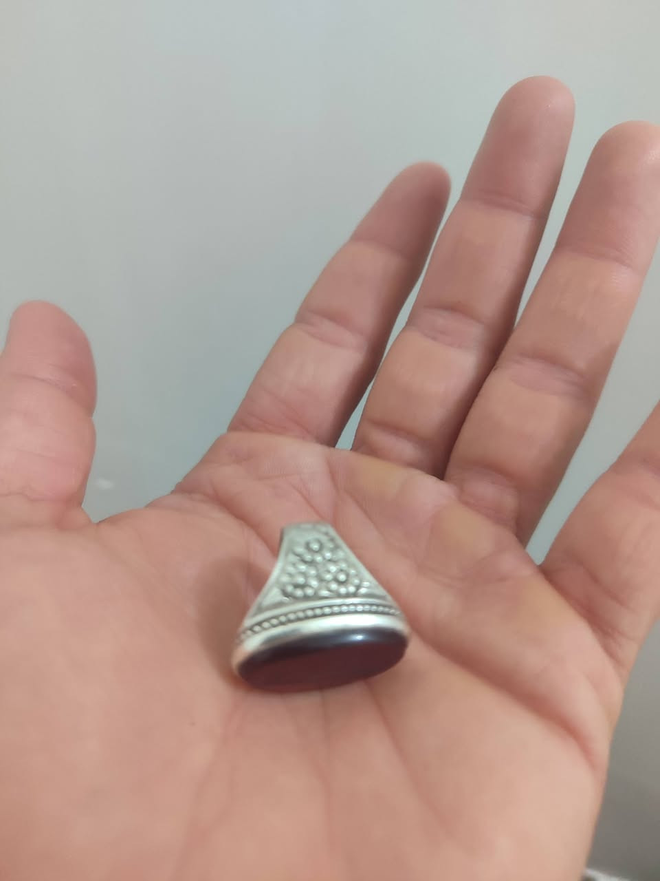 سلام عليكم لل بيع ما عرف بي والله جابو لي مكتوب عليه يا قاضي الحاجات وجوه الحجره مكتوب يا علي قيم وخذ مكان بغداد مدينه الصدر 
رقمي بي وتساب ***********

